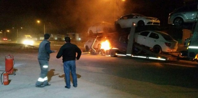 TIR'daki sıfır kilometre otomobiller yandı