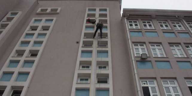 Lisede halatla kurtarıldı