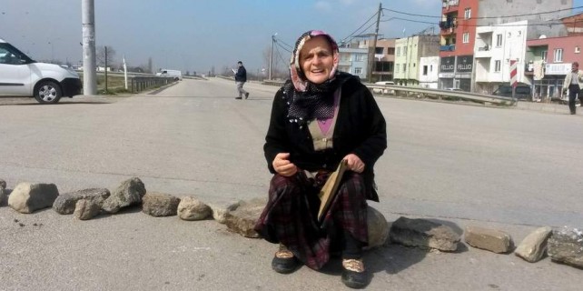 Bursalı kadınlar bir kez daha yolu kapattı