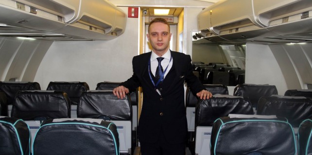 Uçakta doğdu, kabin memuru oldu