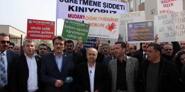 Öğretmenlerden dayak eylemi