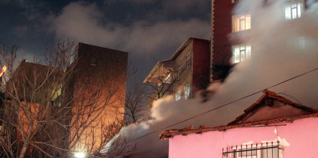 Yanan evini gözyaşları içinde izledi