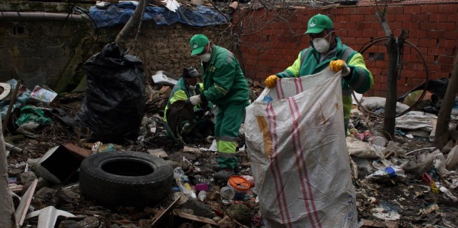 Çöp evin sahibi bakın kim? (video)