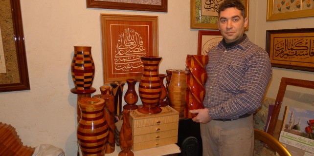 Ahşabı sanata dönüştürdü