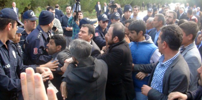 Bakanın önünde arbede çıktı (video)