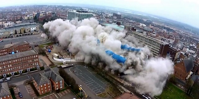 39 yıllık terminal 6 saniyede yerle bir oldu