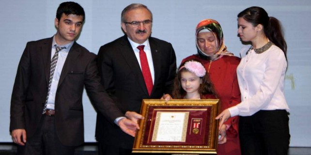 Bursa'da şehit ailelerine övünç madalyası