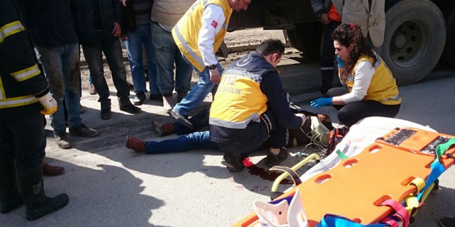 Köpekten kaçarken, kamyonun altında kaldı