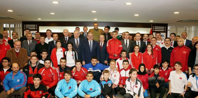 Vali Karaloğlu şampiyonları ödüllendirdi