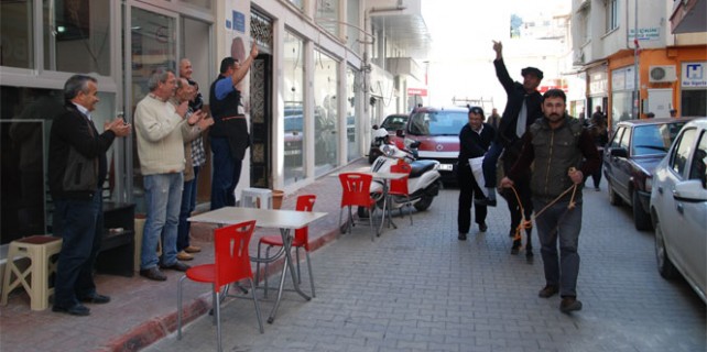 Eşekle seçmenden oy istiyor!