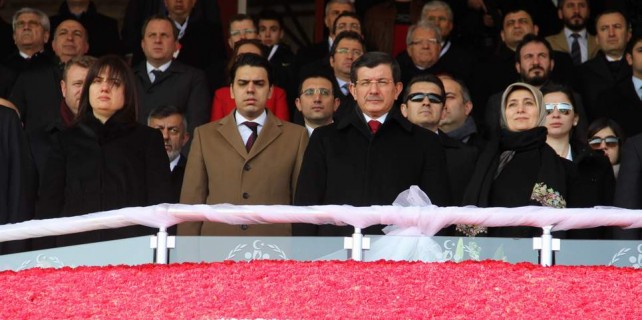 Başbakan Davutoğlu şehitlerin huzurunda söz verdi