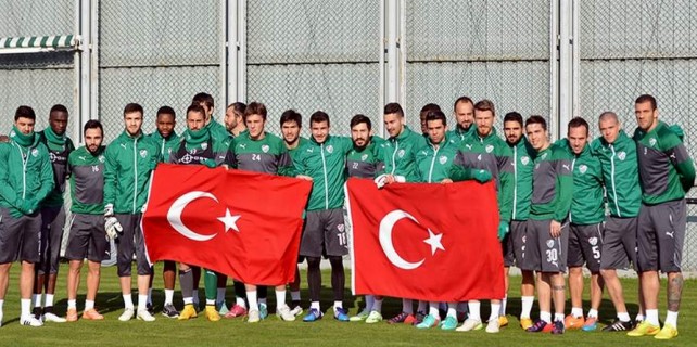 Bursasporlu futbolcular şehitleri andı