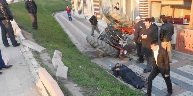 Traktör böyle uçtu...O anlar kamerada