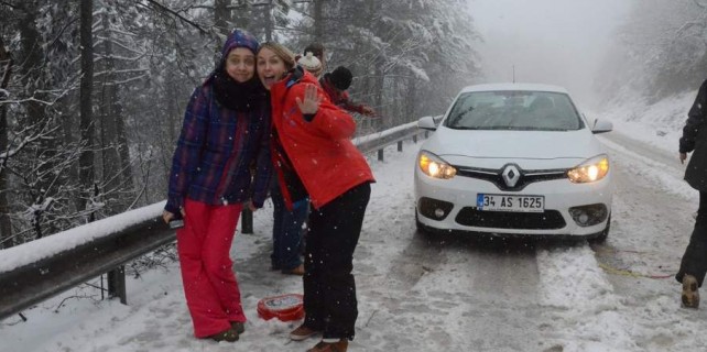 Mart karı Uludağ'da yolları kapattı