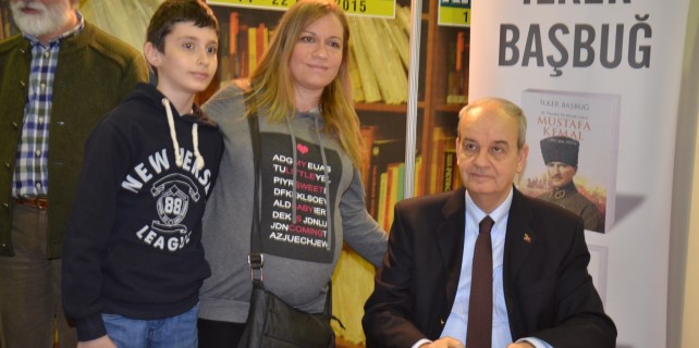 Bursa Kitap Fuarı’nda Başbuğ izdihamı