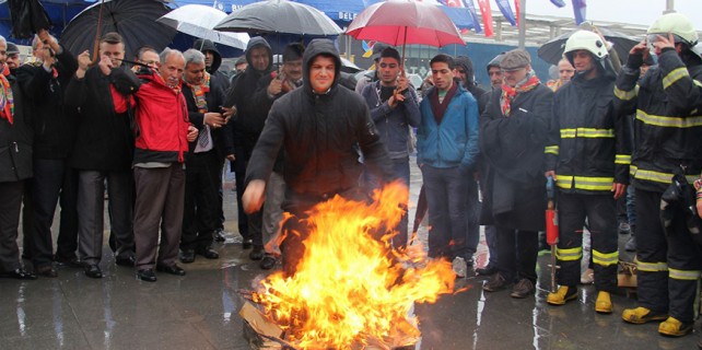 Bursa'da yağmur altında Nevruz