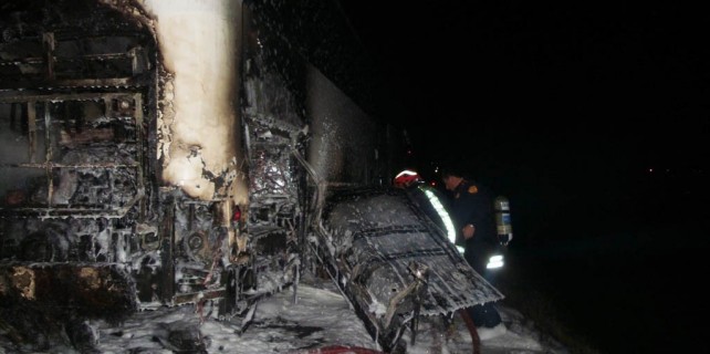 Otobüs seyir halindeyken alev aldı (video)