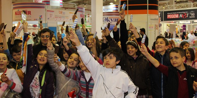 Kitap kurtlarına dondurma jesti