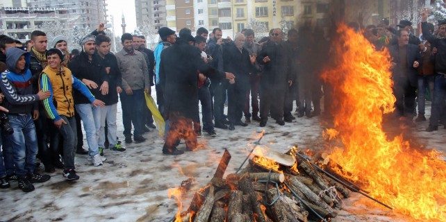Nevruz ateşi az kalsın yakıyordu! (video)