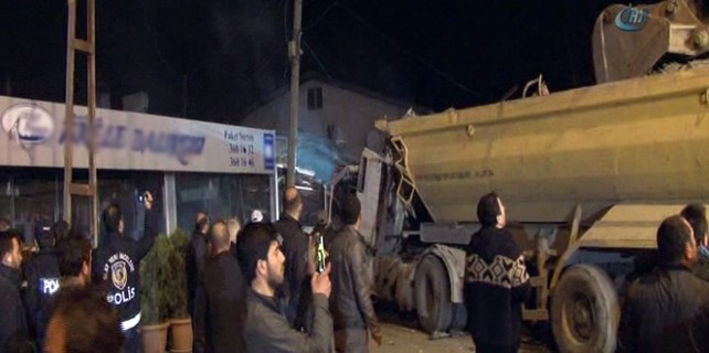 Hafriyat kamyonu restorana daldı