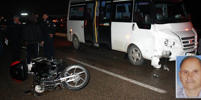 Ters yöne giren motosiklet servis minibüsüne çarptı