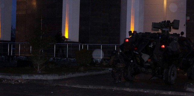 Bankada rehine krizi!