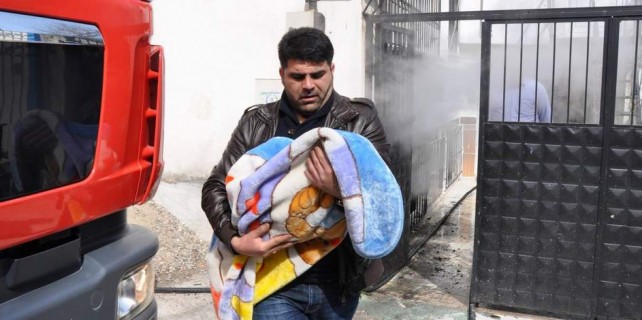 7 aylık bebek yangından son anda kurtarıldı