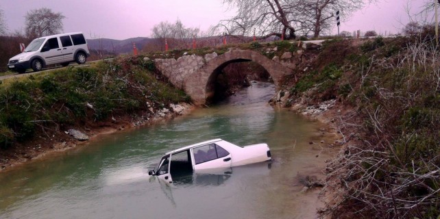 Bu dere araç yutuyor!
