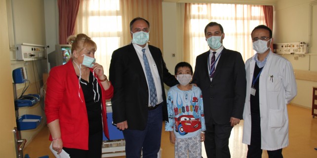 Kırgız çocuk Bursa'da hayata tutundu