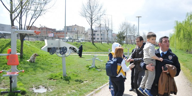 Polis memuru oğlunu korumak isterken...