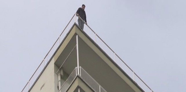 10 katlı binadan böyle atladı!