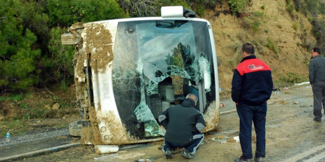 Tur otobüsü yan yattı: 1 turist öldü, 18 yaralı