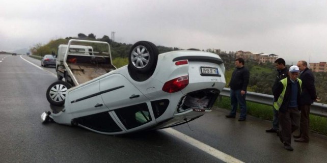 Otobanda feci kaza...Burnu kanamadan çıktı