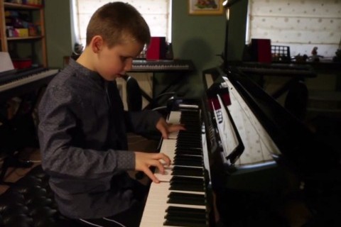 Görme engelli çocuktan müthiş performans