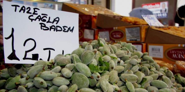 Çağla taneyle karpuz dilimle satılıyor