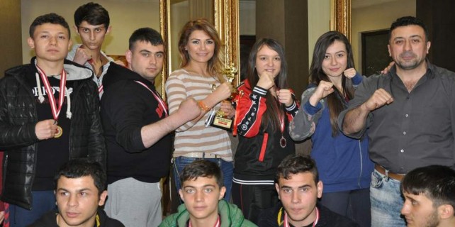 Ünlü manken Bursa'da uyuşturucuya savaş açtı