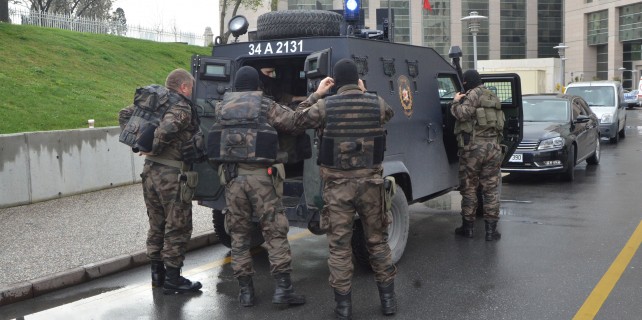 Adliyedeki çatışmadan sıcak görüntüler (video)