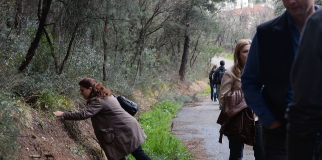 Permakültür kursiyerleri saha çalışmasında