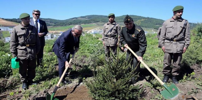 Vali ve komutan askerler adına fidan dikti
