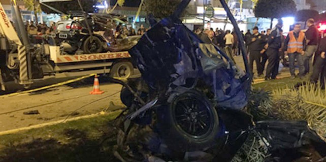 Dehşet kazada otomobil ikiye bölündü