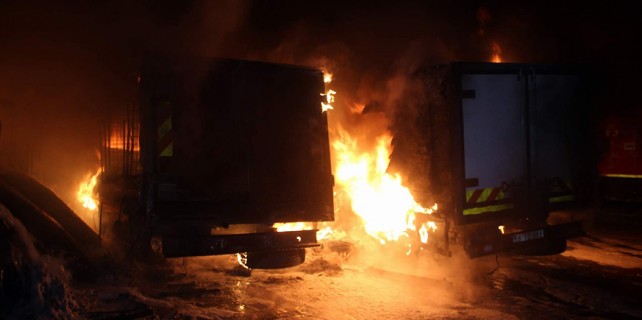5 kamyonet alevler içinde kaldı