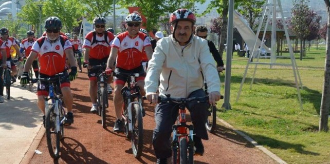 Sağlık Bakanı'ndan bisikletle sabah sporu