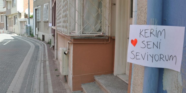 Bursa sokaklarında sürpriz ilanı aşk