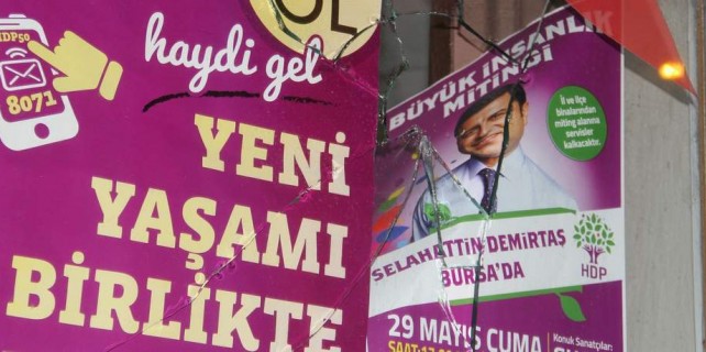 Bursa'da HDP binasına taşlı saldırı iddiası