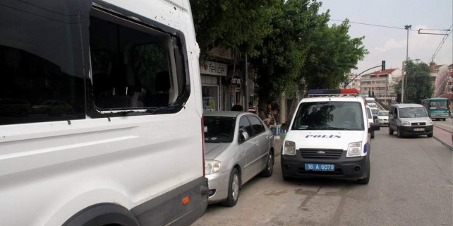 Bursa'da polis aracına saldırı