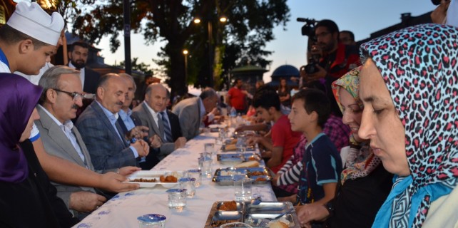 Müezzinoğlu vatandaşlarla Fakir Sofrası’nda iftar yaptı