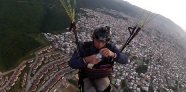 Bursalı çılgın paraşütçü 800 metre yükseklikte iftar yaptı