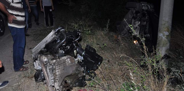 Bursa'da akıl almaz kaza...Otomobilin motoru parçalandı