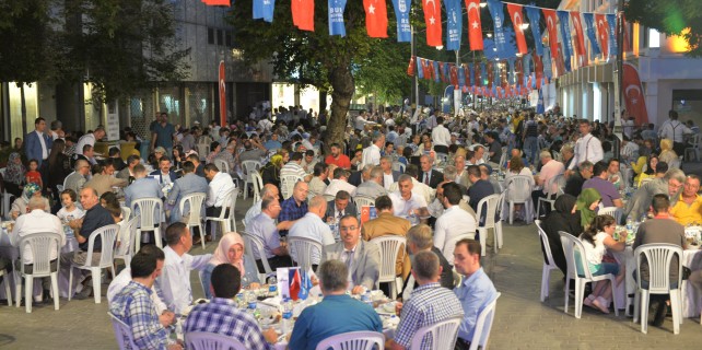 Cumhuriyet Caddesi'nde 12 bin kişilik dev iftar