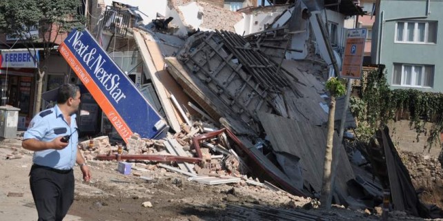 Bursa'da faciadan dönüldü...Temel kazısı binayı yerle bir etti